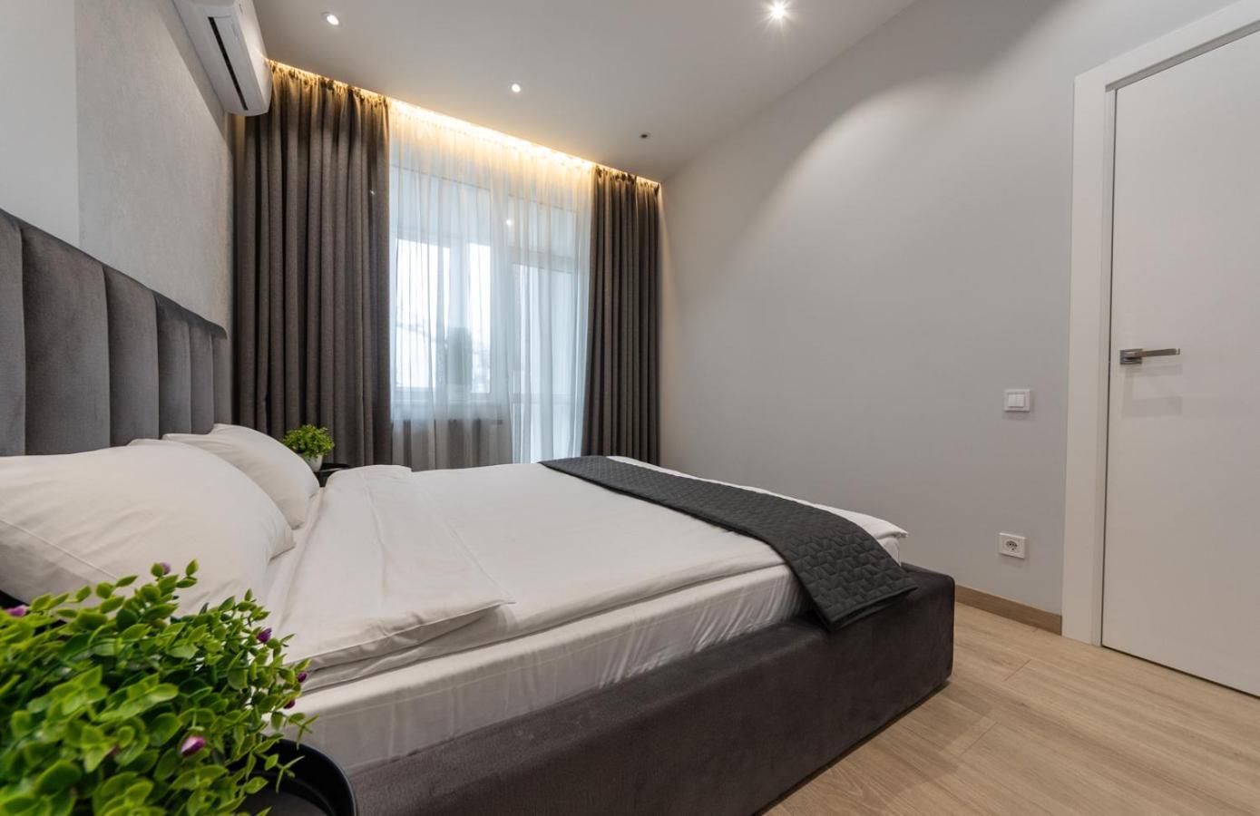 Royal Tower Residence Big Vip Apartment In Center Floor 27 Kyiv Exterior photo